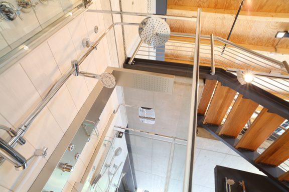 Moderne Treppe mit Holz- und Glaselementen in einem hellen Raum.