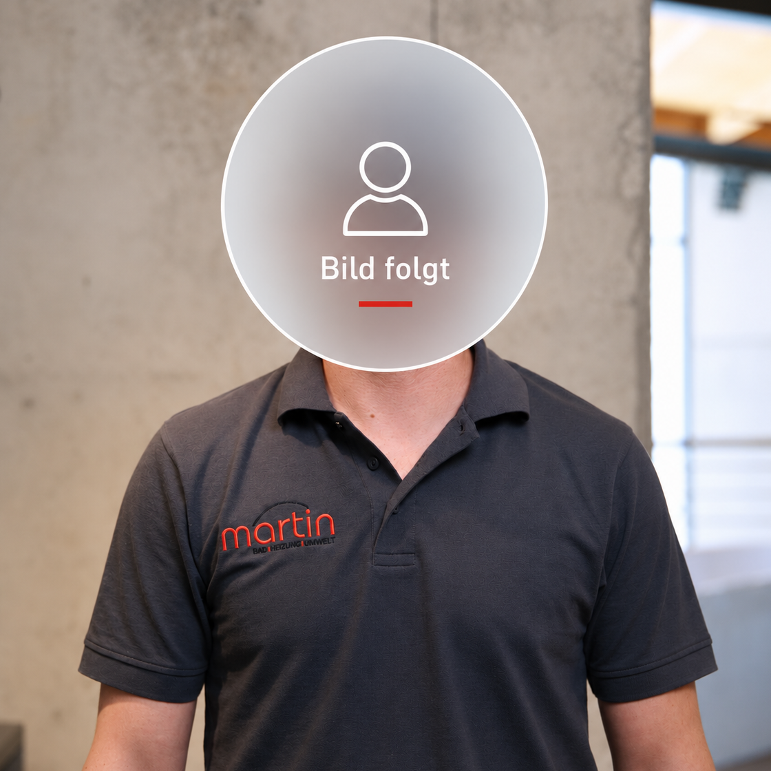 Andreas Lorschiedter Lächelnder Mann mit Brille, trägt ein dunkelgraues Polo-Shirt mit Logo.