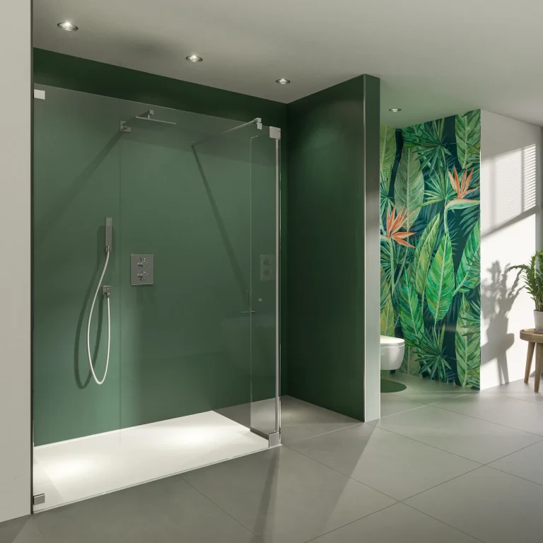 Moderne Dusche mit Glaswand, grüner Wandgestaltung und Pflanzenmotiv.