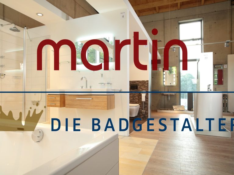Logo von Martin Die Badgestalter in einem modernen Ausstellungsraum für Badausstattung.