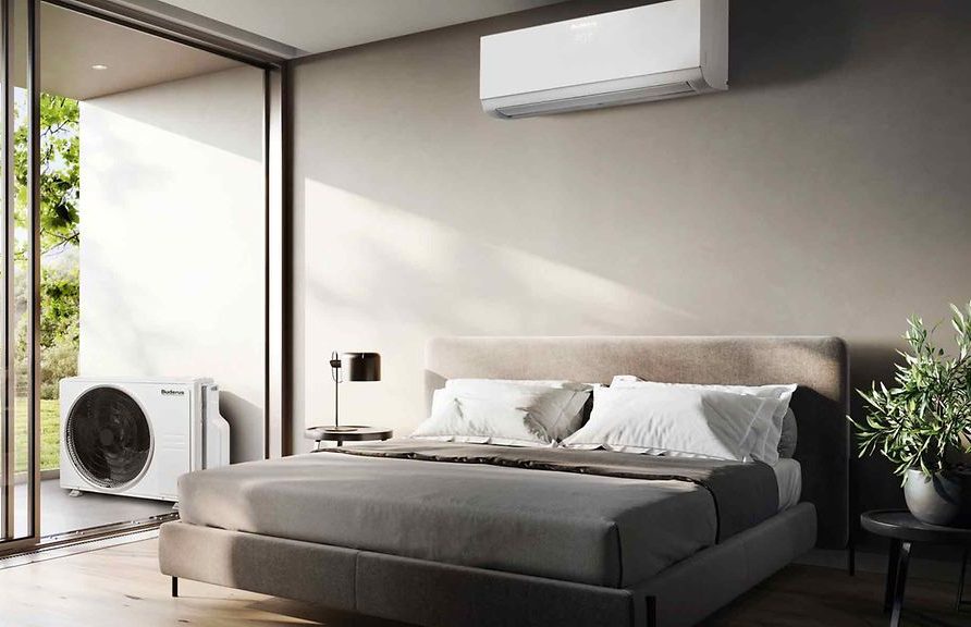 Klimaanlagen Modern Schlafzimmer mit Doppelbett, Klimaanlage und Pflanzen im Raum.